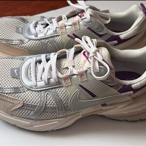 Nike V2 Light Bone Woman’s Running/Walking Shoe-SIZE 9.5